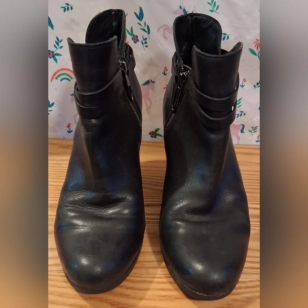 EUC UGG Alexis Black Leather Moto Goth Wedge Platform Bootie Boot Shoe SZ 9